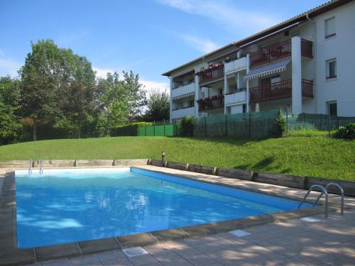une piscine devant un immeuble dans l'établissement Apartamento con Jardín, à Hendaye