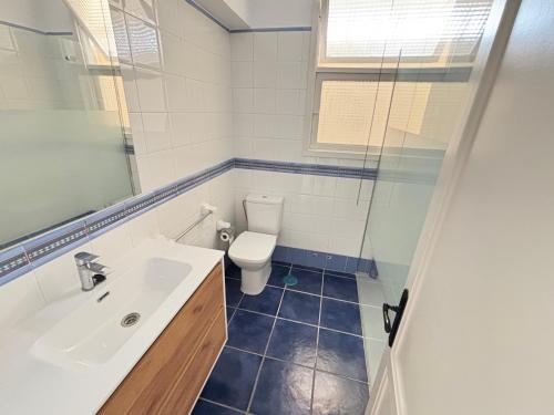 a bathroom with a sink and a toilet at isacar la real in Santa Cruz de la Palma