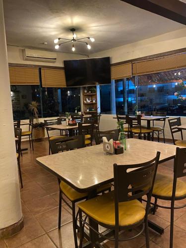a dining room with a table and some chairs at Hotel y Restaurante Villas Del Sol Jalpan de Serra in Jalpan