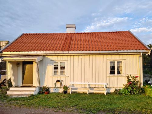 HelgerødにあるBeautiful log house at The World's End, Tjømeの小さな黄色の家