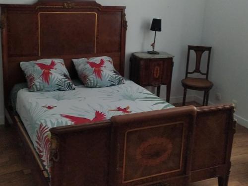 - une chambre dotée d'un lit avec des oiseaux rouges dans l'établissement Chambre dans maison bourgeoise, à Airvault
