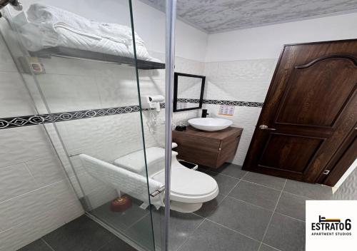 a bathroom with a toilet and a sink at Estrato6 Apart Studios in Villanueva