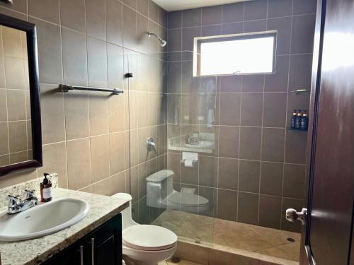 Ett badrum på Monaco Condominiums Unit 3, Luxury 3BR Poolside Escape, Walk to Beach