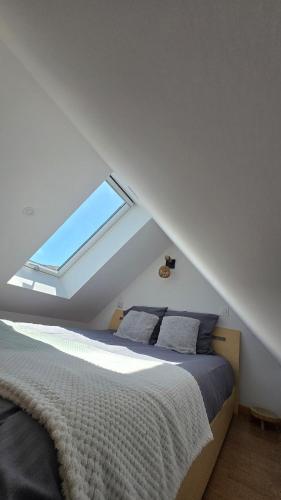 a bedroom with a bed and a window at Le Gîte de Clément avec Spa privatif in Courset