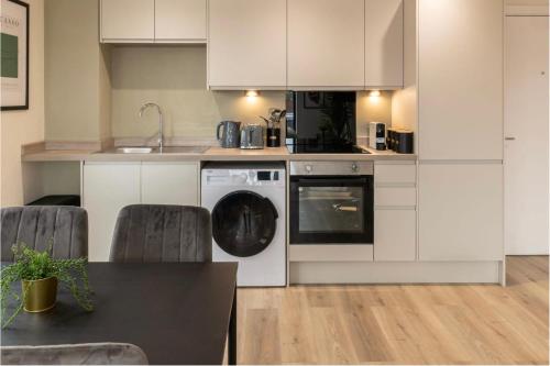 a kitchen with a washing machine and a sink at Gorgeous GF 2 Bed 2 bathroom Apartment Liverpool 3 in Liverpool