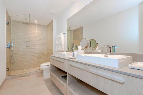 ハリウッドにあるModern Condo Retreat with Ample Spaceの洗面台、トイレ、シャワー付きのバスルーム
