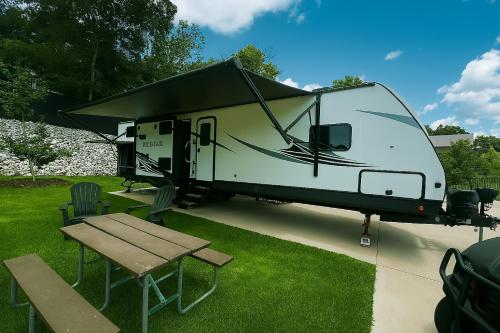 a rv parked in a yard with a picnic table at The Kodiak-Walk to Oaklawn & Bathhouses Downtown Hot Springs in Hot Springs