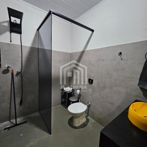 a bathroom with a toilet and a shower at Sobreloja - Zona 05 in Maringá