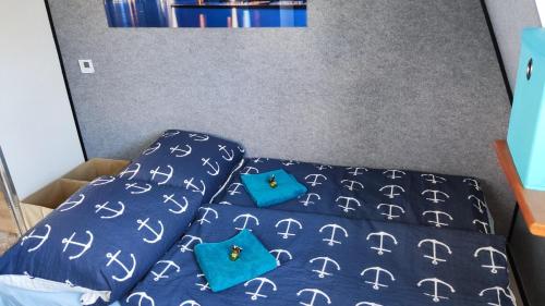 Katil atau katil-katil dalam bilik di ÖKO Budget Hausboot Retreat Mondschein