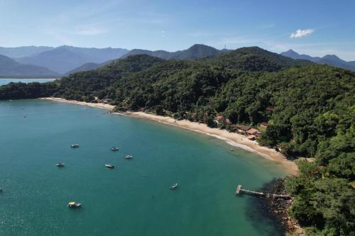 Vista aérea de una playa con barcos en el agua en Passeios de Lancha em Ubatuba - New Mar Turismo, en Ubatuba