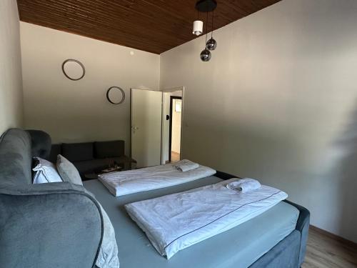 巴登Up Residences的一间客房配有两张床和一张沙发