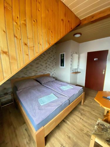 Ένα ή περισσότερα κρεβάτια σε δωμάτιο στο Apartmán Miro