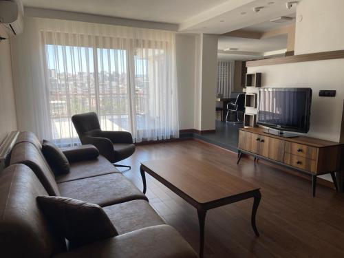 Μια τηλεόραση ή/και κέντρο ψυχαγωγίας στο Arberi Penthouse