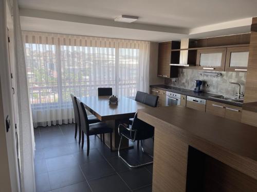 Η κουζίνα ή μικρή κουζίνα στο Arberi Penthouse
