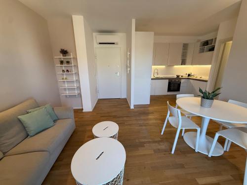 a living room with a couch and a table at Residenza Bramante 3 in Olbia