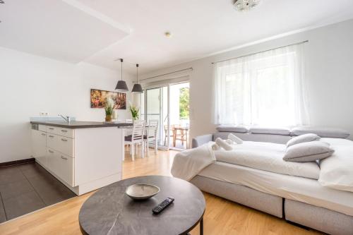 Apartment in quiet Area with Balcony and Parking, Walking distance to U1 Metro