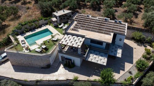 Villa Lady Dafni with private heated poolの敷地内または近くにあるプール