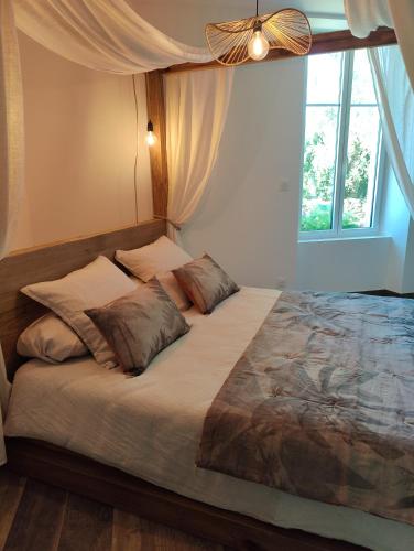 un lit avec deux oreillers dessus dans une chambre dans l'établissement Les Chambres des Ardillers, à Saint-Pierre-le-Vieux