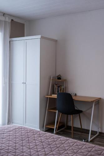 a room with a desk and a chair and a cabinet at 3 Sterne FeWo Gold-Blick Urlaub zwischen Edersee und Willingen in Korbach