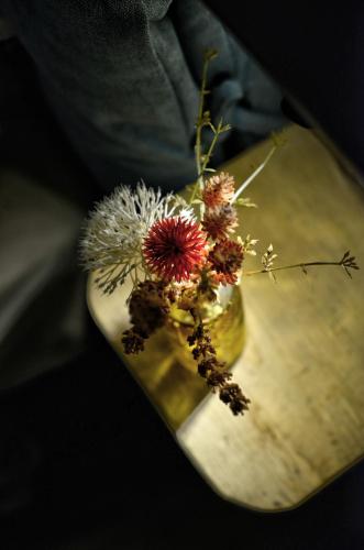 a vase filled with dried flowers on a table at Abri de Dafne, rifugio di design in Morgex