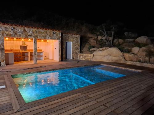 une piscine avec une terrasse en bois et une cuisine dans l'établissement Domaine Le Chemin des Oliviers, à Ocana