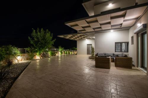 Villa Lady Dafni with private heated poolにあるバルコニーまたはテラス