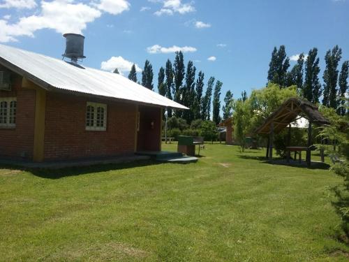 un edificio con parque infantil en el patio en Camino al Valle, en San Rafael