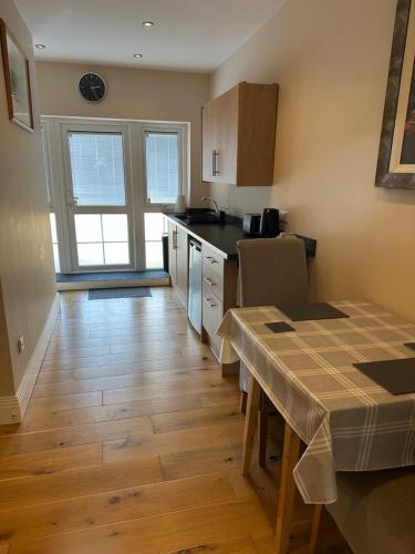 Kuchyň nebo kuchyňský kout v ubytování Windrush Apartment