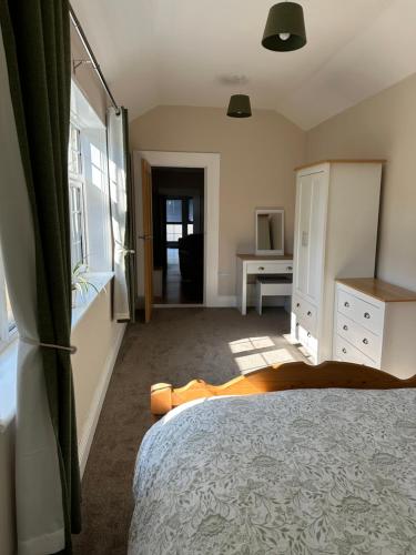 Postel nebo postele na pokoji v ubytování Windrush Apartment