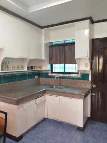 Η κουζίνα ή μικρή κουζίνα στο EV2 Townhouse Hotel
