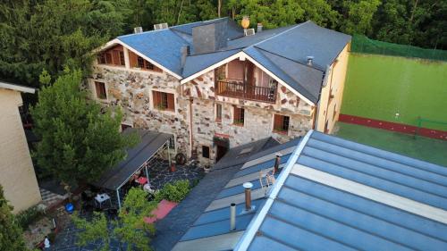 an overhead view of a house with blue roof at Hotel Rural Camino Medulas in Ponferrada