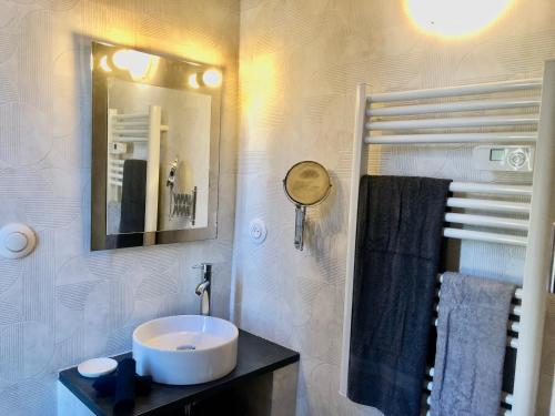 a bathroom with a sink and a mirror at Les Fleurs De Lys, Suite'Appart , Entrée et Terrasse Privée Proche de la Mer in Saint-Georges-dʼOléron