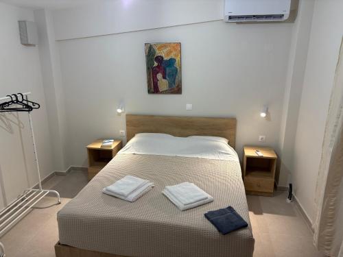 a bedroom with a bed with two towels on it at Affero Vita in Flogita