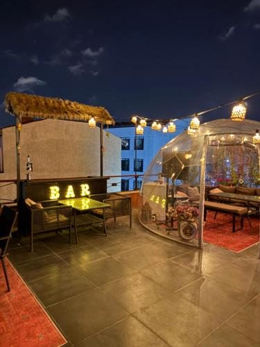 een patio met een glazen koepel met een draaimolen bij Waterfront Apartment by the Tram - Terrace with Dome & Golden Horn View in Fatih in Istanbul