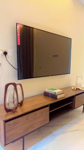 Una televisión o centro de entretenimiento en Dirat Al-Ghizal 1