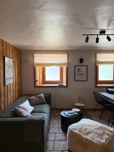 un salon avec un canapé et une table dans l'établissement NEW Appartement CŒUR DU VILLAGE, à Praz-sur-Arly