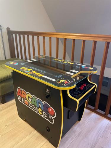 une table de jeu dans une chambre d'enfant avec une table dans l'établissement Appartement cosy au centre-ville avec garage, à Sélestat