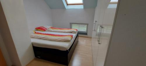 Postel nebo postele na pokoji v ubytování Ferienwohnung in Kempten im Allgäu für mind 4 Personen