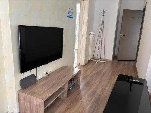 2 bedroom near Dafni metro