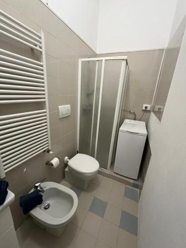 Un baño con inodoro, ducha y lavabo. en Micasa in Ripamonti, en Milán