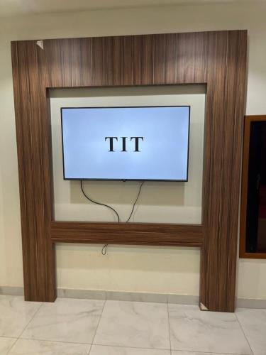 a tv on a wall with the word it on it at شقق فخامة المسكن للشقق المخدومة in Al Muzāḩimīyah