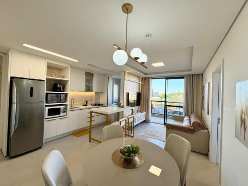 Η κουζίνα ή μικρή κουζίνα στο Apto em Home Club com vista para piscina - 550m do mar