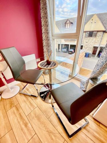 a living room with chairs and a large window at Beautiful city centre studio - central location in Cambridge