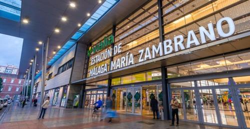 Designer and Quiet Studio 5 min to Maria Zambrano Station and 15 min walk to Beach photo 5