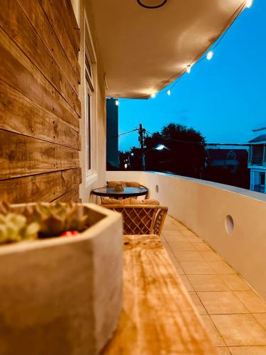 Balcon ou terrasse dans l'établissement Flic en Flac Beachfront Apartment, KAZAFIBI