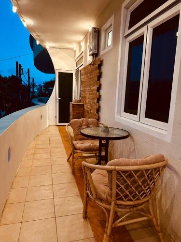 Balcon ou terrasse dans l'établissement Flic en Flac Beachfront Apartment, KAZAFIBI
