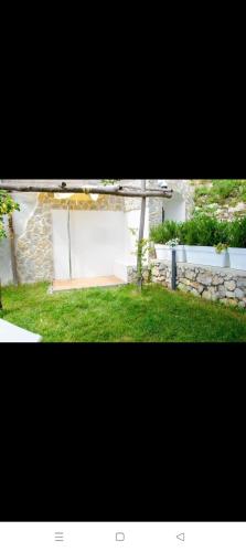 two pictures of a yard with a building and grass at Oltremare 13 - Appartamento Scala di Ravello in Scala