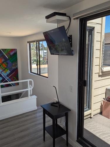 Televisyen dan/atau pusat hiburan di 31 night required rental Waterfront penthouse 180 ocean view