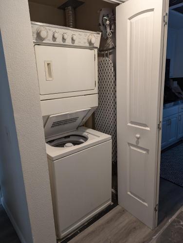 Dapur atau dapur kecil di 31 night required rental Waterfront penthouse 180 ocean view