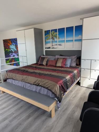 Katil atau katil-katil dalam bilik di 31 night required rental Waterfront penthouse 180 ocean view